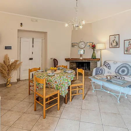 Mary's Apartment Laureana Cilento